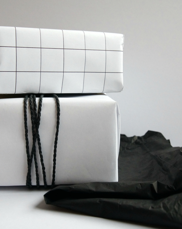 presentes_gift_wrap_black_tissue_paper_grid_design