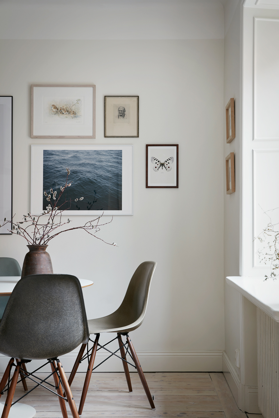 neutral colours in the dining room 
