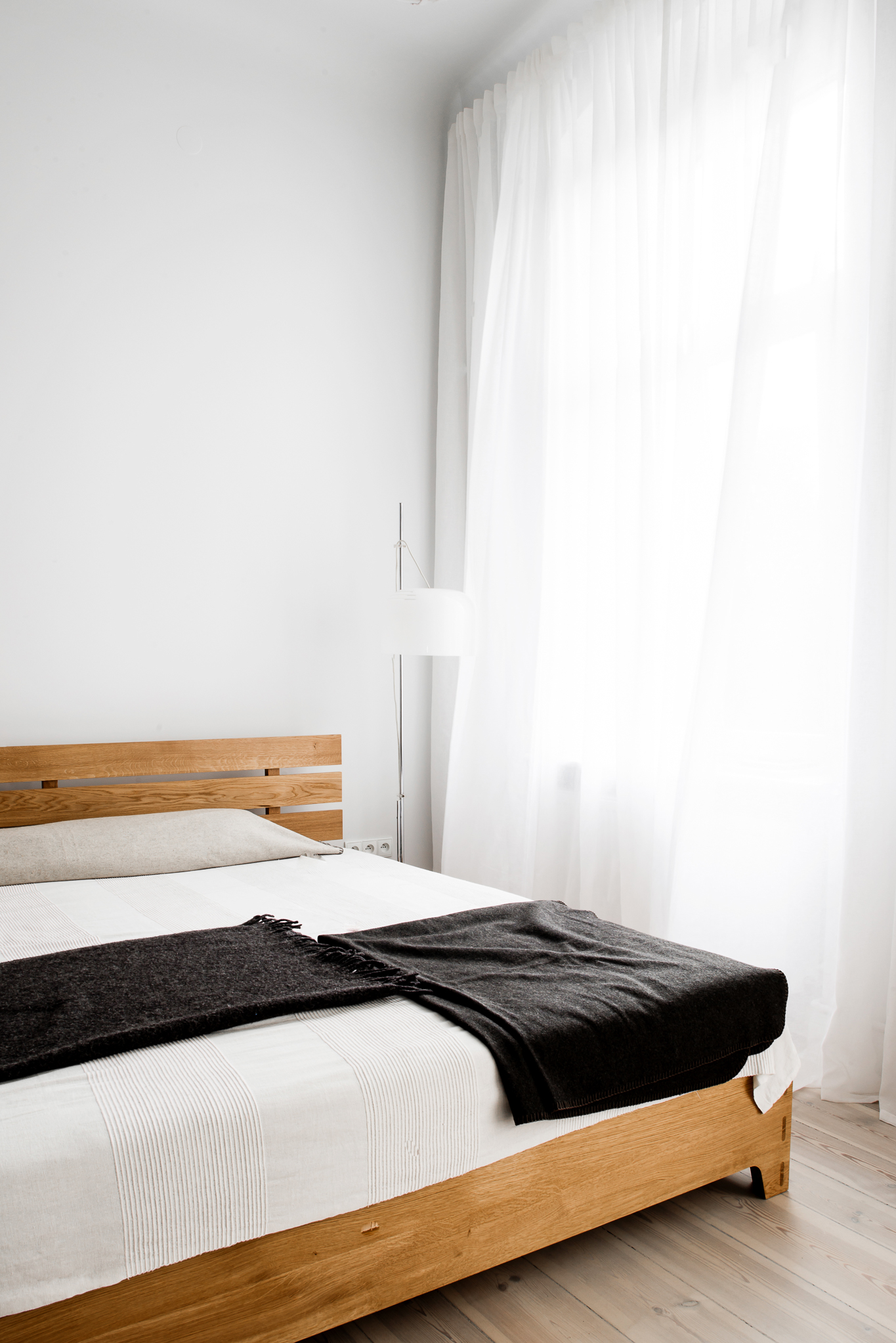 loft-kolasinski© karolinabak.com white black and wood bedroom 