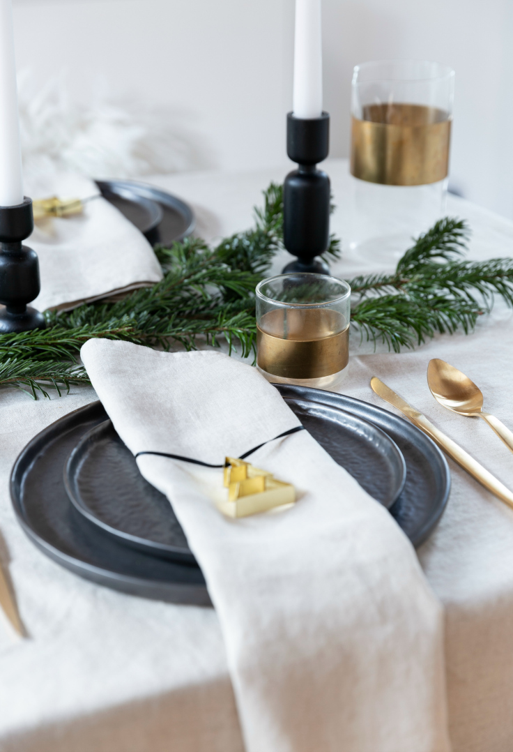 Christmas table setting ideas with brass decorations