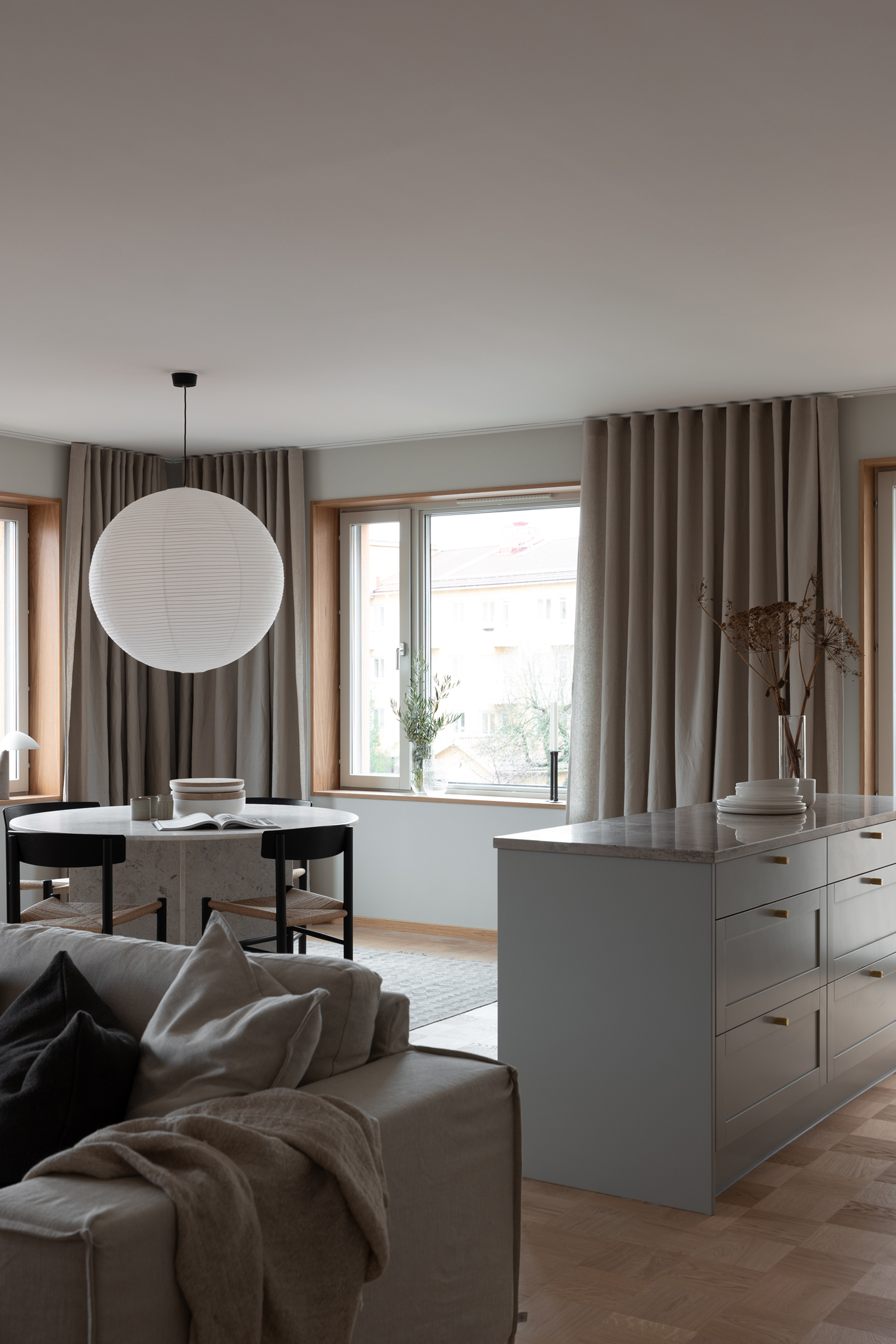 Scandinavian dining room in natural colours and earthy tones, beige curtains and J39 Mogensen chairs