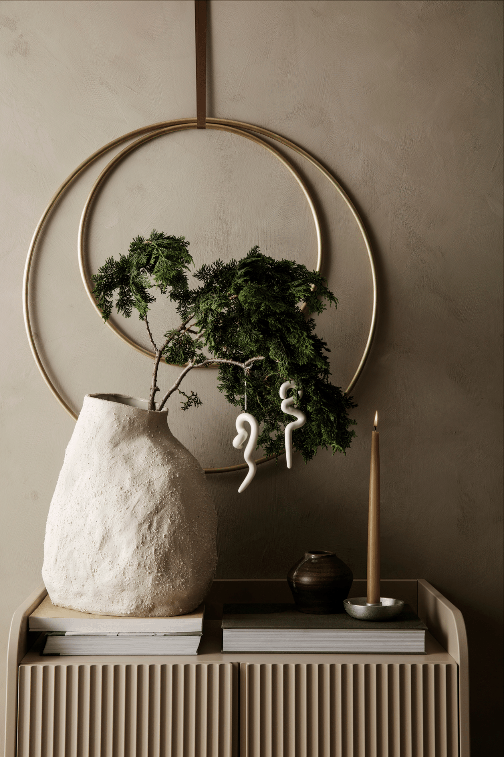 Minimal Christmas decor with foliage and branches, perfect for a Scandinavian Christmas